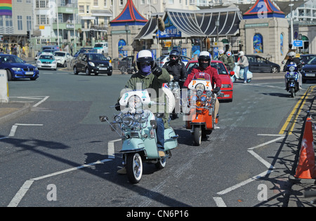 Groupe de mods sur les scooters en voiture sur le front de mer de Brighton UK Banque D'Images