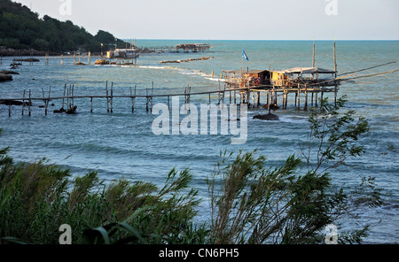 Europe Italie, Abruzzes, côte de la mer Adriatique sur la mer, entre Trabocchi Vasto et Vasto Banque D'Images