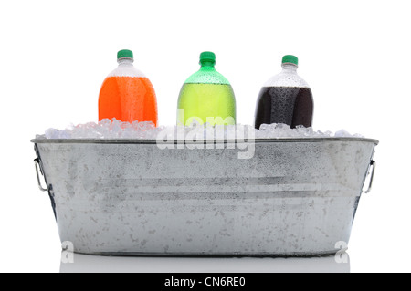 Godet parti rempli de glace et trois bouteilles de soda de 2 litres. Banque D'Images