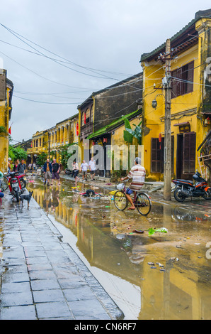 Autres débris dans les rues après l'inondation dans la région de Hoi An, Vietnam Banque D'Images