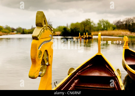 Une journée en famille sur la rivière Ouse à Bedford avec barques décorées comme drakkars vikings Banque D'Images