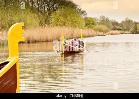 Une journée en famille sur la rivière Ouse à Bedford avec barques décorées comme drakkars vikings Banque D'Images