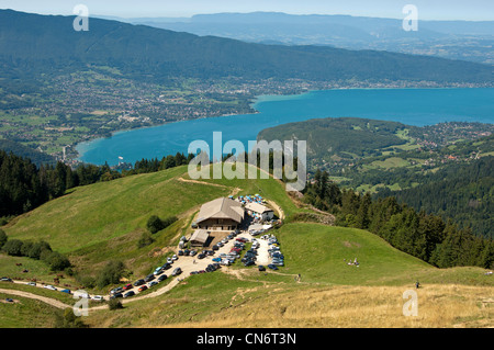 Vue sur une ferme auberge à l'Aulp passent dans la Bornes de montagne à le lac d'Annecy, Haute-Savoie, France Banque D'Images