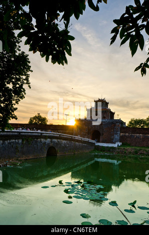 Entrée de ville impériale, Hue, Vietnam au coucher du soleil Banque D'Images