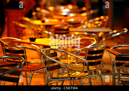 Vide Café chaises et tables de nuit, à l'extérieur de l'emplacement Banque D'Images