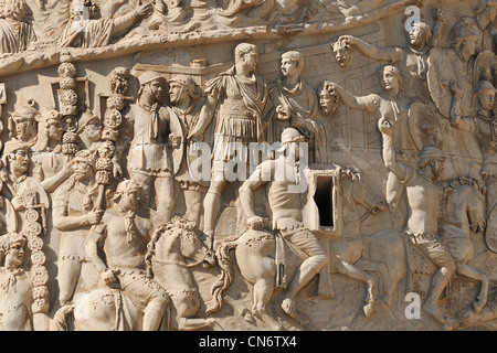 Rome. L'Italie. La Colonne Trajane (AD 113). Les détails des scènes de l'empereur Trajan's deux campagnes en Dacie (Roumanie). Banque D'Images