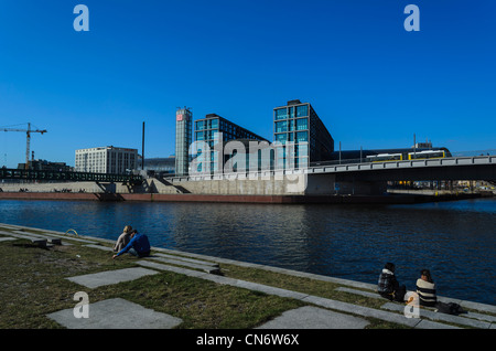 La gare centrale (Hauptbahnhof) de la Spree à Berlin avec en premier plan Banque D'Images