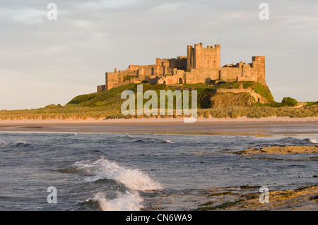 Une vue sur Château De Bamburgh, comme vu de la plage, avec surf au premier plan. , Bamburgh Northumberland. Mai. Banque D'Images