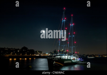 Le Rainbow Warrior III, Greenpeace a amarré à la nuit sur la rivière Thames, à Butler's Wharf, près de Tower Bridge, Londres, UK Banque D'Images