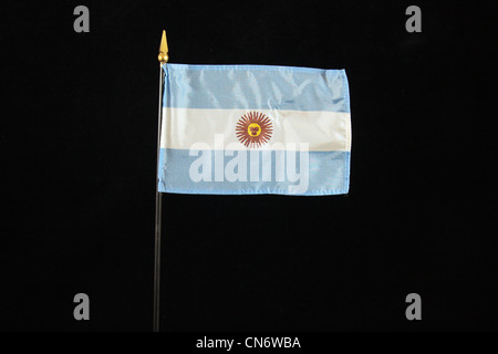 Le drapeau national de l'Argentine sur un fond noir. Banque D'Images