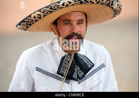 Charro mexicain (cavalier) avec un guidon moustache, vêtu d'une robe traditionnelle et sombrero, San Antonio, TX, US Banque D'Images