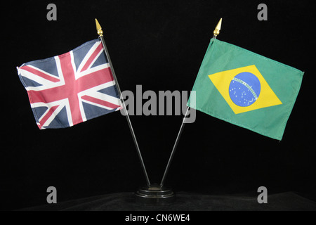 Les drapeaux nationaux du Royaume-Uni (2012) et des hôtes olympiques Brésil (2016) sur un fond noir. Banque D'Images