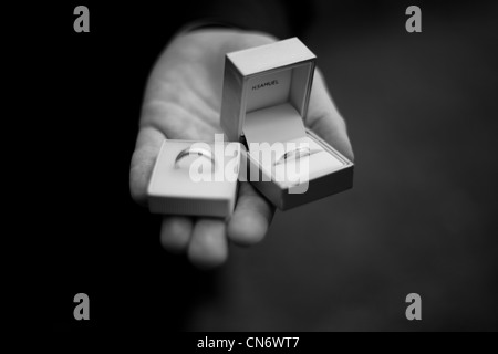 Image en noir et blanc d'un groom holding sonne pour son mariage. Banque D'Images