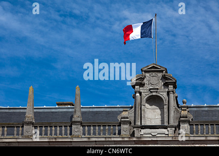 Drapeau français sur le toit de l'hôtel de ville, Bergues, France Banque D'Images