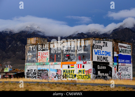 Graffiti sur bâtiment abandonné le long de l'Interstate 15 dans le Nord de l'Utah. Banque D'Images