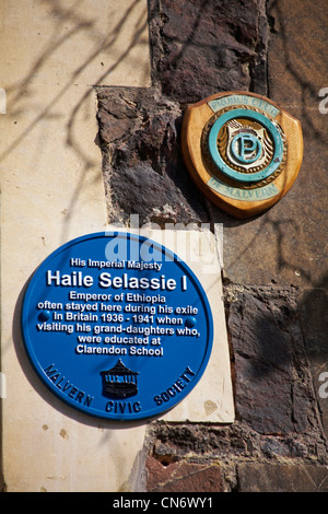 Les plaques sur un mur de l'Abbaye Hôtel à Great Malvern en Avril Banque D'Images