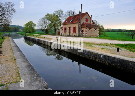 Ancy le verrou sur la branche Vermenton du Canal du Nivernais, Bourgogne, France Banque D'Images