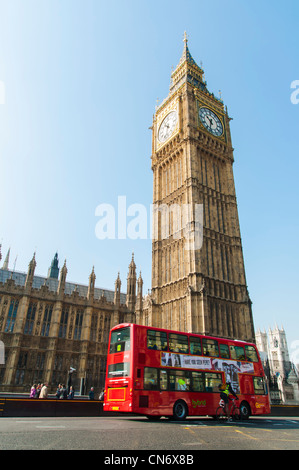 Londres, Royaume-Uni - 02 avril : fameux bus à impériale rouge conduite par le Parlement, avec Big Ben important dans la photo Banque D'Images