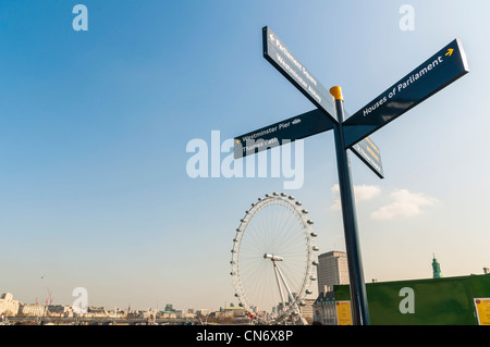 Inscrivez-vous à la direction des postes de célèbres attractions touristiques, avec London Eye en arrière-plan . Banque D'Images