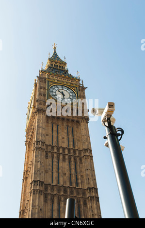 Low angle shot de Big Ben à Londres, avec des caméras de sécurité à l'avant-plan. Banque D'Images