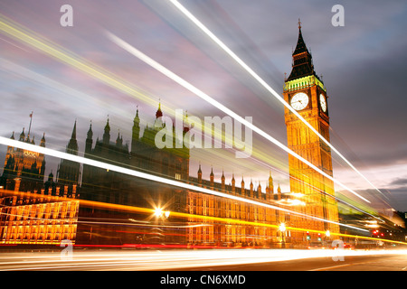 Palais de Westminster vu de Westminster Bridge at Night Banque D'Images