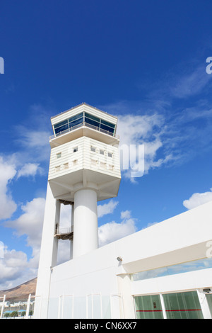 Lanzarote, Îles Canaries - l'aéroport d'Arrecife. Tour de contrôle de la circulation aérienne. Banque D'Images