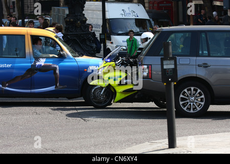 Une ambulance Londres conduite motocycliste la mauvaise voie autour de Trafalgar Square pour arriver à une situation d'urgence Banque D'Images