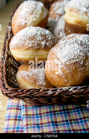Les beignets saupoudrés de sucre en poudre libre Banque D'Images