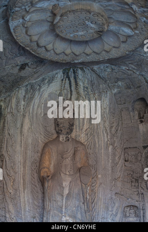 Sculptures en pierre de Bouddha et ses disciples au milieu grotte Binyang dans les grottes de Longmen site en Chine Banque D'Images