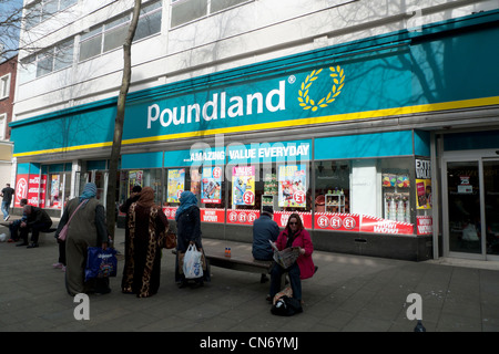 Les femmes musulmanes à l'extérieur de shoppers Poundland Swansea South Wales UK Banque D'Images