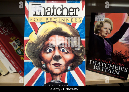 Margaret Thatcher PM couverture de livre « Thatcher for Beginners » et livres « Thatcher's Britain » en vente sur une librairie caritative Britain UK KATHY DEWITT Banque D'Images