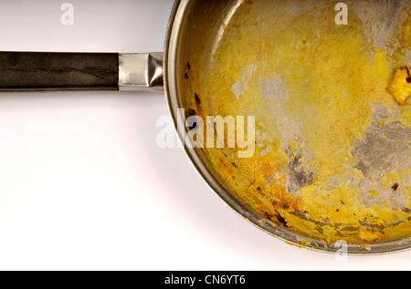 Une sale casserole en acier inoxydable utilisé pour cuire les oeufs. Banque D'Images