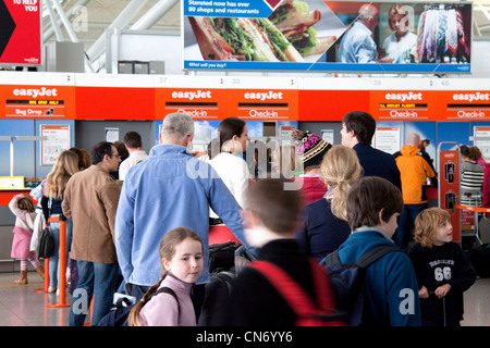 L'enregistrement des bagages Easyjet bondé dans la file d'attente, de l'aéroport de Stansted Essex UK Banque D'Images