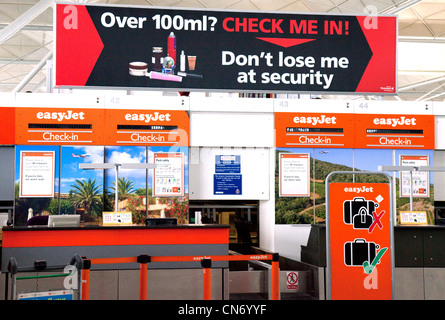 Bureau de réception vide Easyjet à l'aéroport de Stansted Essex UK Banque D'Images