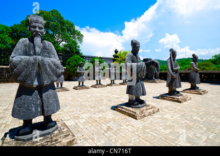 Rangées de statues mandarin la garde côtière weathered tombeau de l'Empereur Khai Dinh, Hue, Vietnam, Asie Banque D'Images