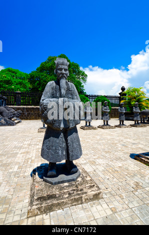 Rangées de statues mandarin la garde côtière weathered tombeau de l'Empereur Khai Dinh, Hue, Vietnam, Asie Banque D'Images