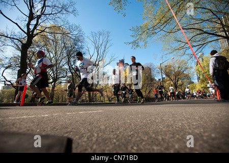 Plus de 10 000 coureurs course autour de Central Park à New York pour le 10K Run l'Ecosse Banque D'Images