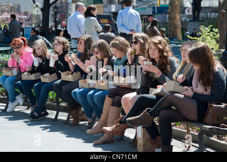 Les visiteurs de Madison Square Park, à New York, profitez de leur shack Shake repas sur une chaude journée de printemps. Banque D'Images