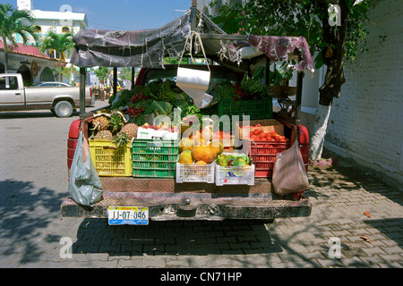 Camion chargé avec les fruits et légumes pour la vente dans une petite ville mexicaine. Banque D'Images