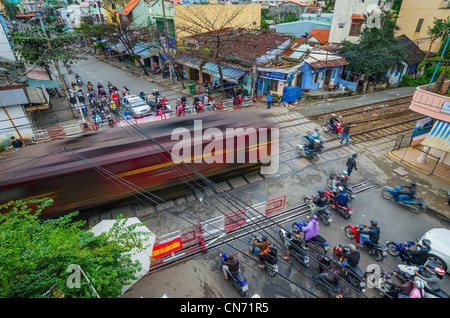 Plus le trafic commence à se déplacer comme un passage à niveau train passe, Da nang, Vietnam Banque D'Images