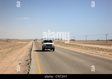 Einsame Straße durch das leere Viertel', 'ar-rub al-Khali, Oman Banque D'Images