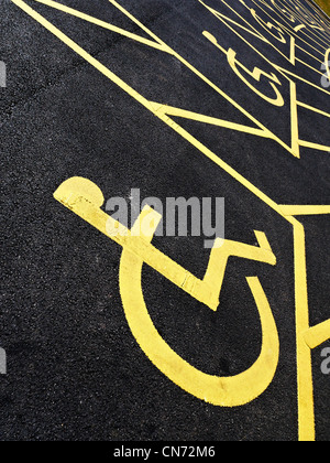 Symbole d'espace de stationnement pour personnes handicapées sur le macadam peint Banque D'Images