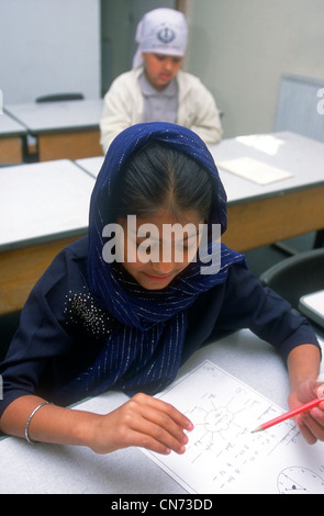 Les élèves sikhs dans l'apprentissage en classe de langue pendjabi, le gurdwara (temple), Hounslow, Middlesex, Royaume-Uni. Banque D'Images