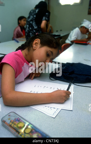 Les enfants sikhs en classe à l'apprentissage de langue pendjabi, le gurdwara Sri Guru Singh Sabha, Hounslow, Middlesex, Royaume-Uni. Banque D'Images