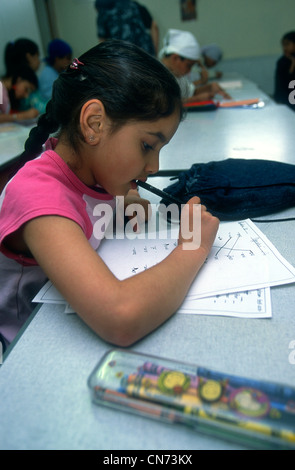 Les enfants sikhs en classe à l'apprentissage de langue pendjabi, le gurdwara Sri Guru Singh Sabha, Hounslow, Middlesex, Royaume-Uni. Banque D'Images