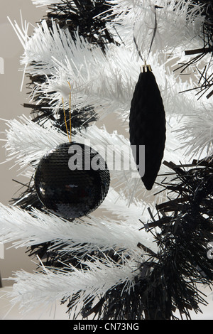 Black Christmas Tree decorations signifiant la tristesse ou le deuil à Noël Banque D'Images