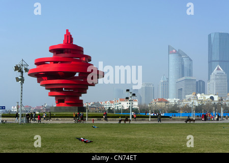 Le rouge peut 4e Monument, dans le carré 4 mai, Qingdao, Chine Banque D'Images
