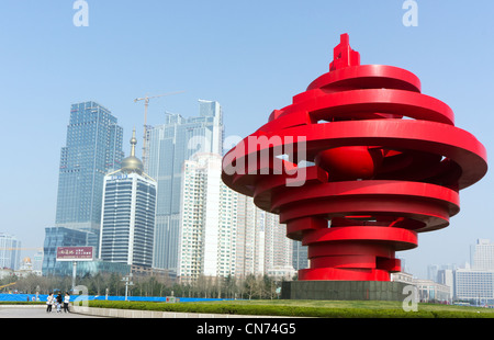 Le rouge peut 4e Monument, dans le carré 4 mai, Qingdao, Chine Banque D'Images