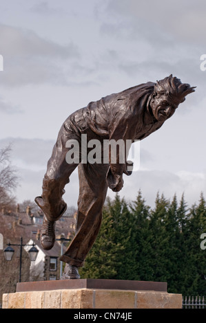 Close-up of statue en bronze de cricketer Fred (Freddie) Trueman (vue avant de fast bower en action, bowling) - Skipton, Yorkshire du Nord, Angleterre, Royaume-Uni. Banque D'Images