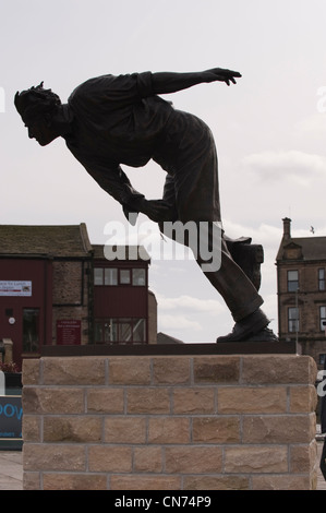 Close-up of statue en bronze de cricketer Fred (Freddie) Trueman (fast bower en action, en silhouette & bowling) - Skipton, Yorkshire du Nord, Angleterre, Royaume-Uni. Banque D'Images